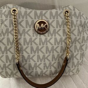 Michael Kors LG CHAIN SHOULDER TOTE
Jet Set Travel Vanilla New